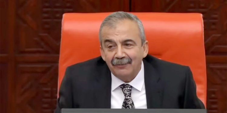 Sırrı Süreyya Önder ‘ana dilde’ konuşmayı savununca, İYİ Partili üye Divan’ı terk etti!