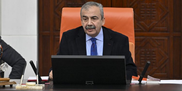 Sırrı Süreyya Önder'den Meclis'in tek Hristiyan vekili George Aslan'a güldüren cevap