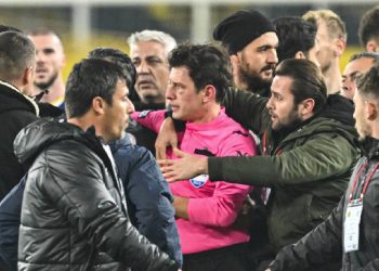 Sol göz çevresinde kanama ve çatlak var