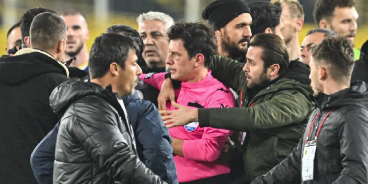 Sol göz çevresinde kanama ve çatlak var