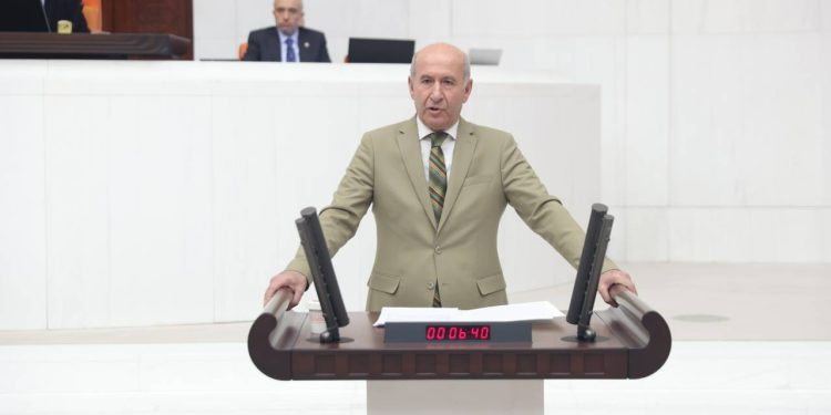 Süryani vekil ana dilinde Noel'i kutladı; İYİ Partililer tepki gösterdi: Babanın çiftliğinde konuş