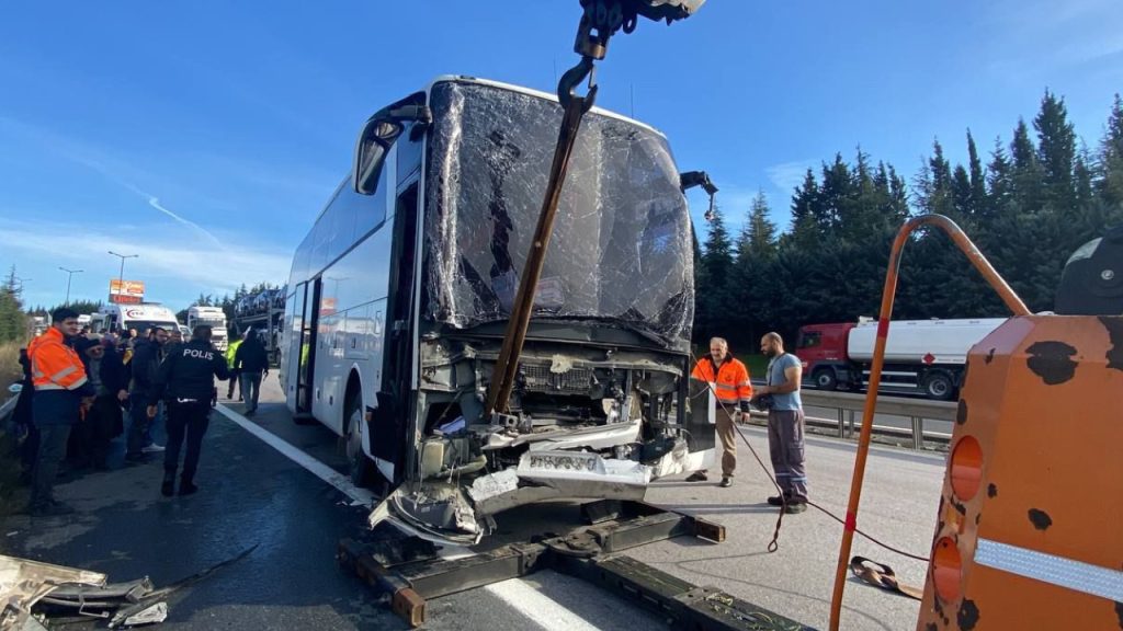 TEM’de feci kaza: Otobüs TIR'a çarptı