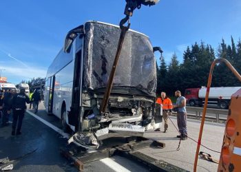 TEM’de feci kaza: Otobüs TIR'a çarptı