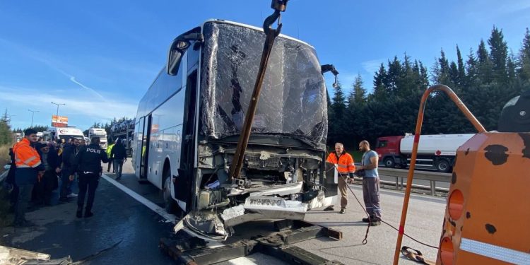 TEM’de feci kaza: Otobüs TIR'a çarptı