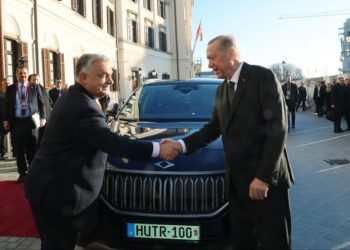 Erdoğan, Orban’a TOGG hediye etti.