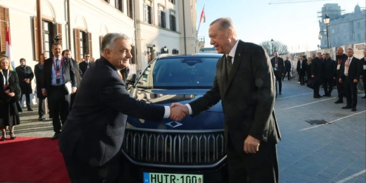 Erdoğan, Orban’a TOGG hediye etti.