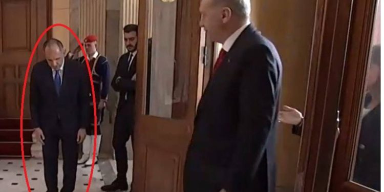 Tepki gösterilen Yunan bakan: Erdoğan'ın değil cumhurbaşkanının önünde eğildim