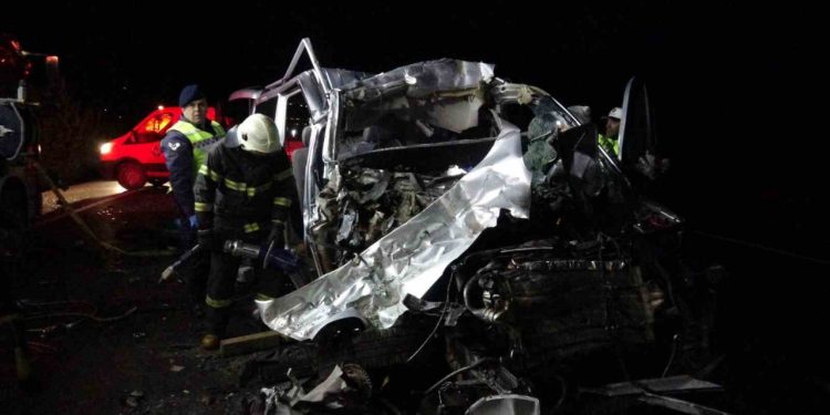Tokat'ta feci kaza: Kamyona arkadan çarpan otomobildeki 5 kişi öldü