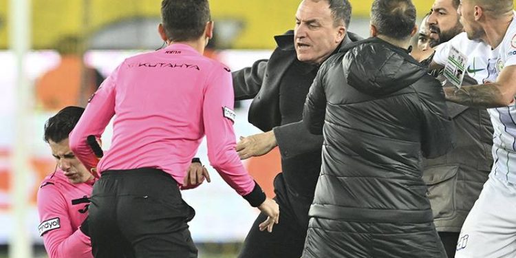 Türkiye Faal Futbol Hakemleri ve Gözlemcileri Derneği'nden tüm hakemlere maçlara çıkmama çağrısı!