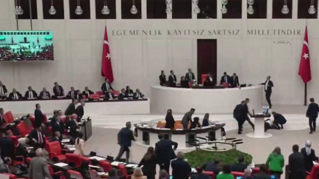 Tutanaklara geçti: Bitmez, Meclis'te kalp krizi geçirdiği sırada AKP sıraları "Allah’ın gazabı böyle olur işte" demiş