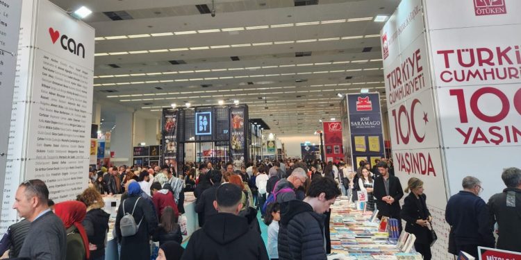 Mustafa Özel yazdı… Ankara’da kitap mevsimi ya da beş parasızlık