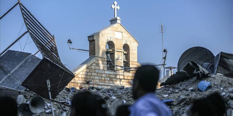 Ürdün, Gazze'deki Aziz Porphyrius Kilisesi'nde mahsur kalan Filistinlilere Noel'de paraşütle yardım attı