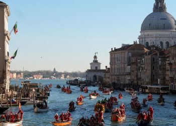 Venedik'te 'aşırı turizm'e karşı yeni önlemler: Turist kafilelerine 25 kişi sınırı getirildi, hoparlör yasaklandı
