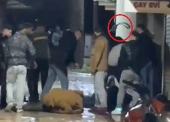 Yerdeyken tekmeleyip kemerle dövdüler!