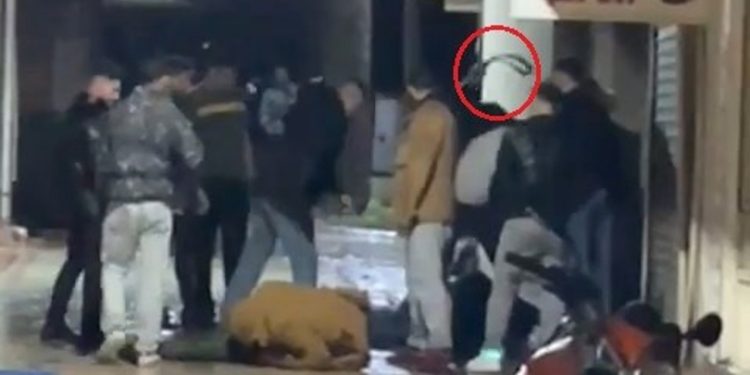 Yerdeyken tekmeleyip kemerle dövdüler!