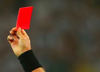 Yunan hakemler, maçlara kırmızı kart gösterdi; Yunan Lig Maçları 2 ay seyircisiz oynanacak