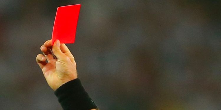 Yunan hakemler, maçlara kırmızı kart gösterdi; Yunan Lig Maçları 2 ay seyircisiz oynanacak