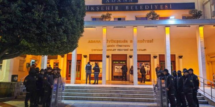 Adana Büyükşehir Belediyesi’ne şafak vakti operasyon: Çok sayıda gözaltı var