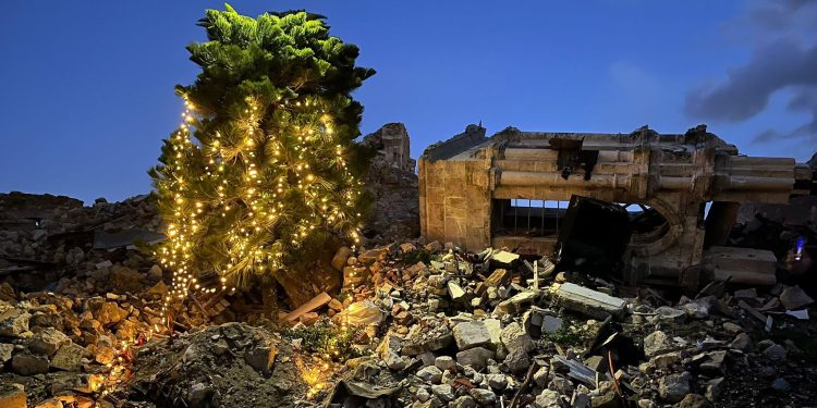 Depremde yıkılan kilisenin önündeki ağaç Noel için süslendi…
