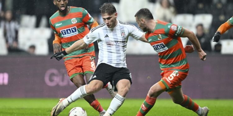 Beşiktaş kendi evinde yıkıldı, Rıza Çalımbay’la yollar ayrıldı