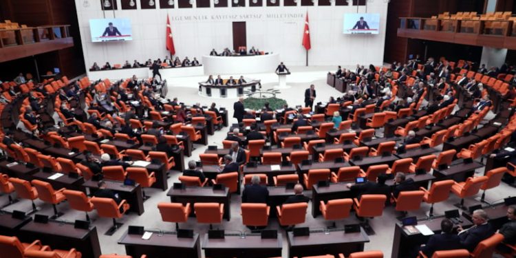 Rekor açık, borçlanma ve faiz ödemeleriyle Meclis’ten bir bütçe geçti