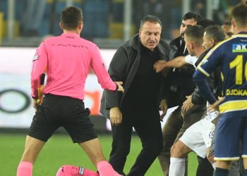 Hakem Halil Umut Meler’i yumruklayıp tekmeleyenler gözaltında: Federasyon ligleri süresiz erteledi