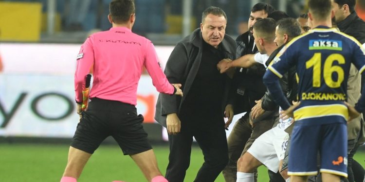 Hakem Halil Umut Meler’i yumruklayıp tekmeleyenler gözaltında: Federasyon ligleri süresiz erteledi