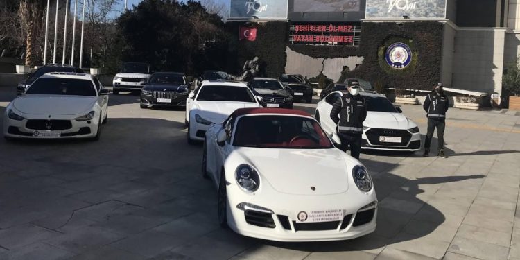 Milyonlarca liralık kaçak 15 lüks araca el konuldu