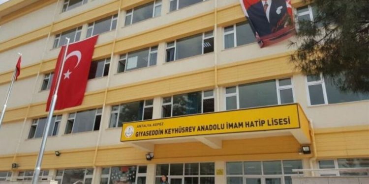 Tekvando şampiyonu öğrenci öğretmeni darp etti