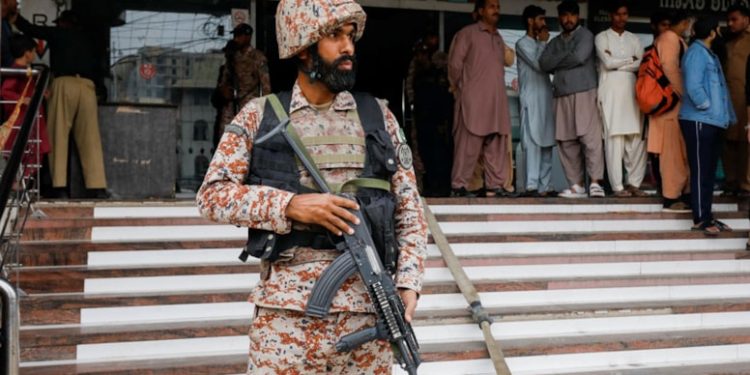 Pakistan’da şiddetli çatışmalar: Çok sayıda asker öldü