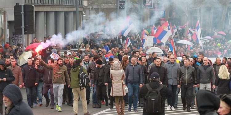 Sırbistan’da seçimlere itiraz eden muhalefet partileri sokağa çıktı
