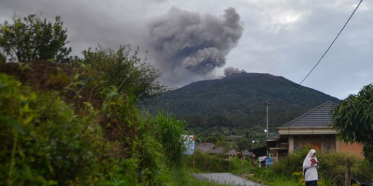 Endonezya’da yanardağ patladı: 11 kişi öldü, 12 kişi kayıp