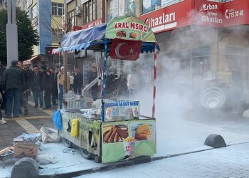 Zabıtanın tezgahını kaldırmak istediği seyyar satıcı kendini yaktı