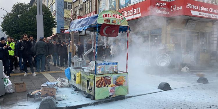 Zabıtanın tezgahını kaldırmak istediği seyyar satıcı kendini yaktı
