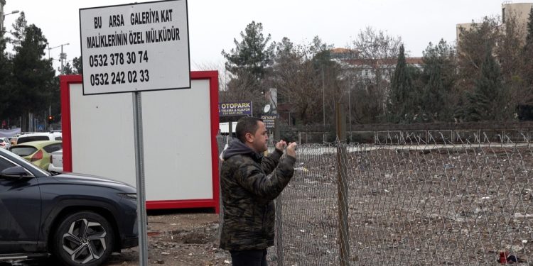 Depremin susturduğu “Türkiye’nin ilk Kürtçe yayını” bir daha başlayamadı