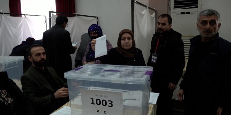 Diyarbakır’da 20 bin DEM Partili delege yerel yönetim adaylarını belirlemek için sandık başına gitti