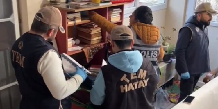 12 ilde cemaat operasyonu: Uzun namlulu silahlarla evleri basan polis kitaplıklarda arama yaptı