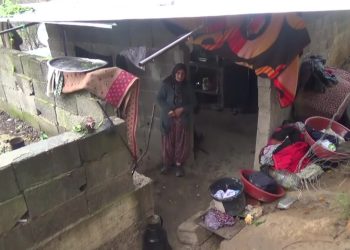 65 yaşındaki yurttaş isyan etti: Torunuma mama yapamıyoruz, şekerli su veriyoruz