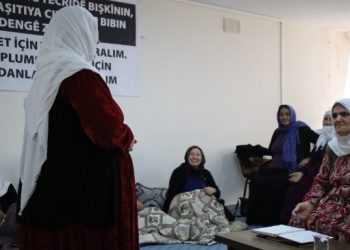 Adalet Nöbeti’nde yargı sistemini skeçle tiye aldılar