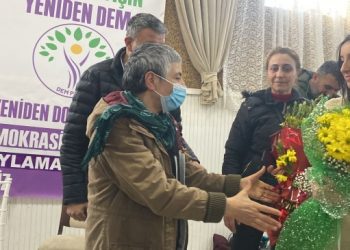 31 yıl sonra tahliye edilen Özbay’a halk oylamasında coşkulu karşılama