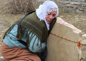 Rozerin’in mezar taşına sarılıp gözyaşı döktü