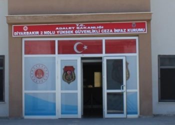 Arkadaşlarına selam veren 6 tutsak darp edildi