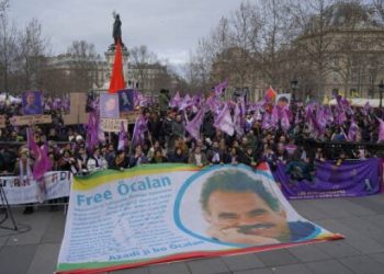 Kürtler ve dostları Paris’teki katliamların aydınlatılması için yürüdü