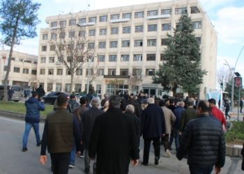 Belediye binası önünde ‘kayyımlar gidecek halklar gelecek’ sloganı yükseldi