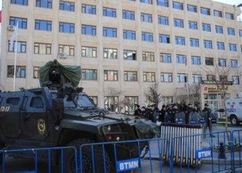 Êlih’te kayyım pratiği: Kürtçe düşmanlığı, usulsüz atamalar ve yandaşa ihaleler