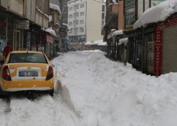Colemêrg’te kar yağışı: 298 yerleşim yeri ulaşıma kapandı