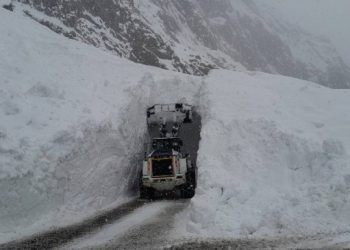 Gever-Oremar karayoluna çığ düştü
