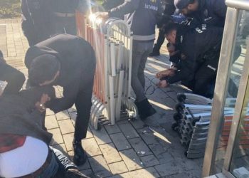 Zammı az bulan taksiciler UKOME binasına saldırdı