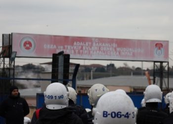 Açıklama yapmak isteyen tutsak yakınları gözaltına alındı