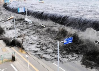 Japonya’da deprem: Tsunami uyarısı yapıldı
